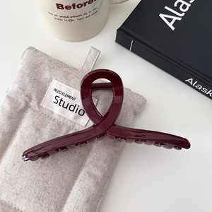 Clip <span class=keywords><strong>à</strong></span> cheveux rouge Ancla, élégant clip en plastique en forme de requin pour les coiffures mi-hautes <span class=keywords><strong>à</strong></span> l'arrière de la tête, accessoire polyvalent indispensable pour les chignons - Product Image 1