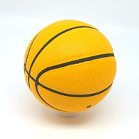 Bola Basket Mainan Mini OEM Ukuran Kecil Warna Kuning Multiwarna Laris untuk Anak-anak/Ornamen Meja/Hadiah Natal Liburan