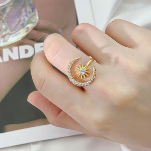 Anillo Ajustable de Luna y Estrella con Circonita Cúbica 3A y Baño de Oro de 18K, al por Mayor - Product Image 4
