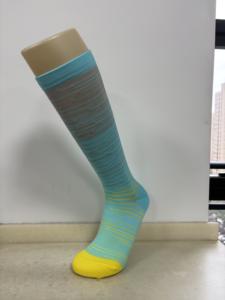 Calcetines de Compresión hasta la Rodilla para Jóvenes al por Mayor, Material de Spandex/Nylon, Transpirables y Ecológicos para Entrenamientos y Uso Diario - Product Image 5