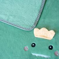 Couverture en peluche pour enfants brodée de dinosaures portable, douce, confortable, en flanelle chaude, pliable avec lien pour les voyages ou à la maison