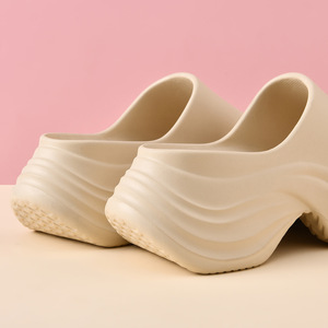 Sandales plates pour femmes Guru, noires, en EVA, à bout ouvert, antidérapantes, décontractées, confortables, pour l'intérieur et l'extérieur - Product Image 4
