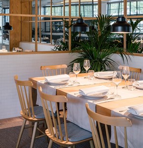 Silla de Restaurante Comercial de Madera Maciza Resistente, Respaldo <span class=keywords><strong>Vertical</strong></span> de Listones, Asiento de Cuero PU, Silla de Restaurante Clásica para Cafetería - Product Image 3
