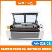 Machine de découpe laser CO2 DETON 1610 à alimentation automatique pour la découpe de matériaux flexibles tels que les tissus et le cuir