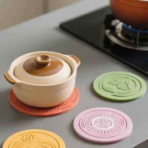 Soporte para ollas calientes con logotipo personalizado, Mantel Individual de silicona resistente al calor, almohadilla de aislamiento térmico, salvamanteles de silicona para ollas y sartenes calientes - Product Image 2