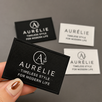 Étiquettes personnalisées pour marque de vêtements Étiquette tissée en satin Design de mode personnalisé Étiquettes de vêtements personnalisésÉtiquette tissée de vêtement