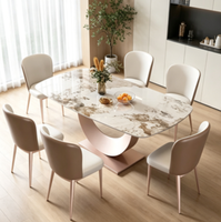 Table basse rectangulaire moderne et minimaliste, avec plateau en marbre et base en métal, idéale pour le salon.
