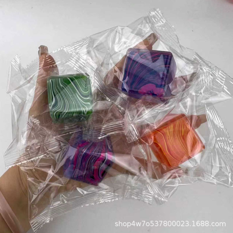 3.5cm rhued ice cubes [blue]]