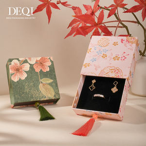 Boîte à bijoux de luxe personnalisée avec logo, en carton rigide, à tiroir coulissant, avec pompon, en tissu brocart de soie, emballage cadeau pour bracelet - Product Image 5