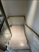 Pièces d'escalier en bois massif en gros, personnalisables, poignée dissimulée, décoration de meubles, durable, moderne, main courante d'escalier de balcon