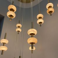 Lustre moderne de grande taille pour hall de villa, luminaires de luxe sur mesure en or, base en laiton, lampes suspendues rondes en marbre et albâtre pour salon