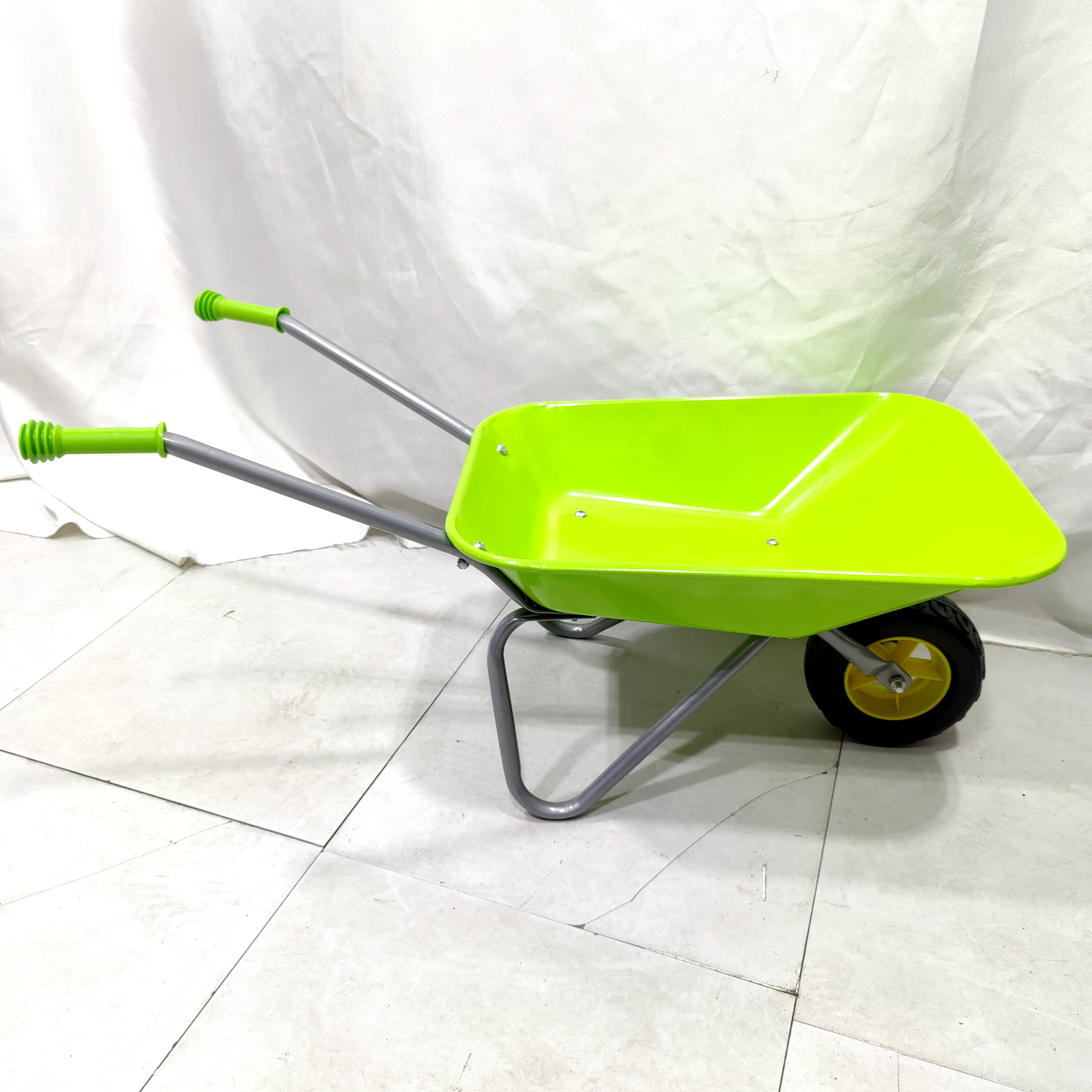 Kids In The Garden – Carriola Per Bambini In Plastica Verde, Dimensioni 65,8 X 28,4 X 19,5 Cm