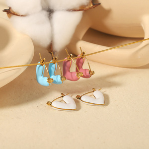 Pendientes Huggie en forma de corazón, oro de 18 quilates, acero inoxidable, epoxi, joyería de moda para mujer TE6389 - Product Image 2