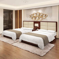 Ensemble matelas et cadre de lit double pour hôtel, avec tête de lit souple et table de chevet, mobilier de chambre moderne et minimaliste pour appartement
