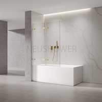 Cabine de douche moderne sans cadre avec paroi en verre et structure métallique