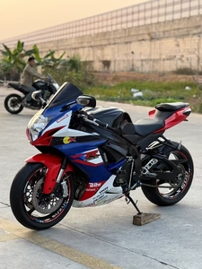 Motocyclettes d'occasion <span class=keywords><strong>Suzuki</strong></span> <span class=keywords><strong>GSX</strong></span> 600R <span class=keywords><strong>Moto</strong></span> Sportives Haute Performance État Original Excellent Son Puissant et Profond - Product Image 3