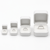 Boîte à bague magnétique blanche avec coussin en velours gris, emballage compact carré personnalisé pour bijoux, idéal pour fiançailles, mariage, vente en gros