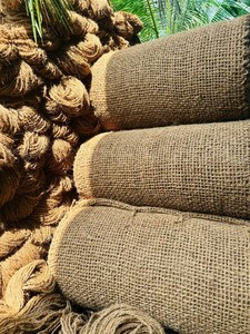 ม้วนตาข่ายใยมะพร้าวสีน้ำตาลทอง 20 เมตร 10 กิโลกรัม เป็นมิตรกับสิ่งแวดล้อม ปรับขนาดตาข่ายได้ สำหรับรองรับพื้นดินที่ลาดชัน - Product Image 2