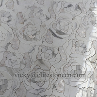 Mosaïque de carreaux de marbre blanc Bianco Carrara en forme de fleur