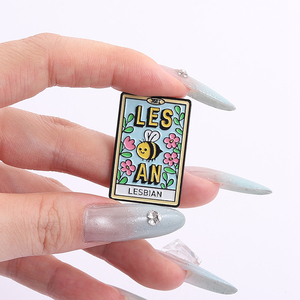 Lezbiyen UV baskı emaye Pin gelinler makas karikatür arı kızlar aşk broş yaka rozeti takı hediye arkadaşlar için toptan - Product Image 3