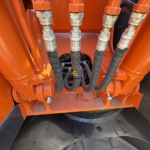 Excavatrice sur chenilles Hitachi ZX135 d'occasion, presque neuve, économe en carburant, 13 tonnes, pour usage agricole et domestique, avec moteur, boîte de vitesses, pompe et PLC - Product Image 5