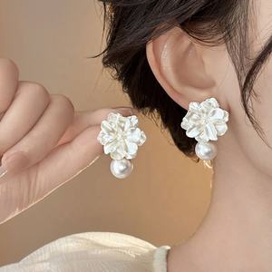 Nouvelles Boucles d'Oreilles Clous Tendance 2025 en Alliage, Perles et Fleurs Blanches, Bleues et Roses pour Femme - Product Image 4