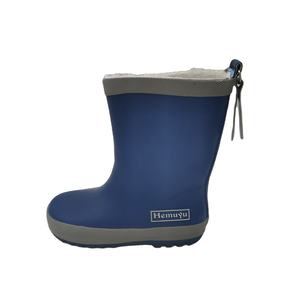 أحذية مطر للأطفال متوسطة الارتفاع خفيفة الوزن مبطنة بالمطاط أحذية مائية عصرية جديدة للخريف والشتاء أحذية مسطحة دافئة مقاومة للماء - Product Image 6