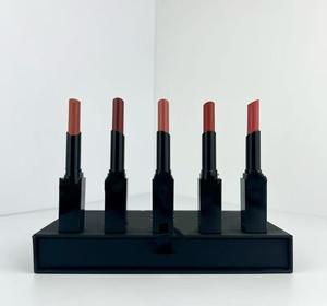 Cantidad mínima de pedido al por mayor de fábrica: Juego de 5 labiales de terciopelo mate en tubo brillante, 1.6g cada uno, con bolso incluido. - Product Image 5