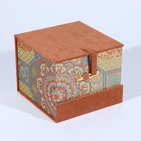Boîte cadeau de luxe en tissu brocart de style chinois avec boucle métallique, en carton ondulé, impression offset et paillettes pour l'emballage de thé et de bijoux