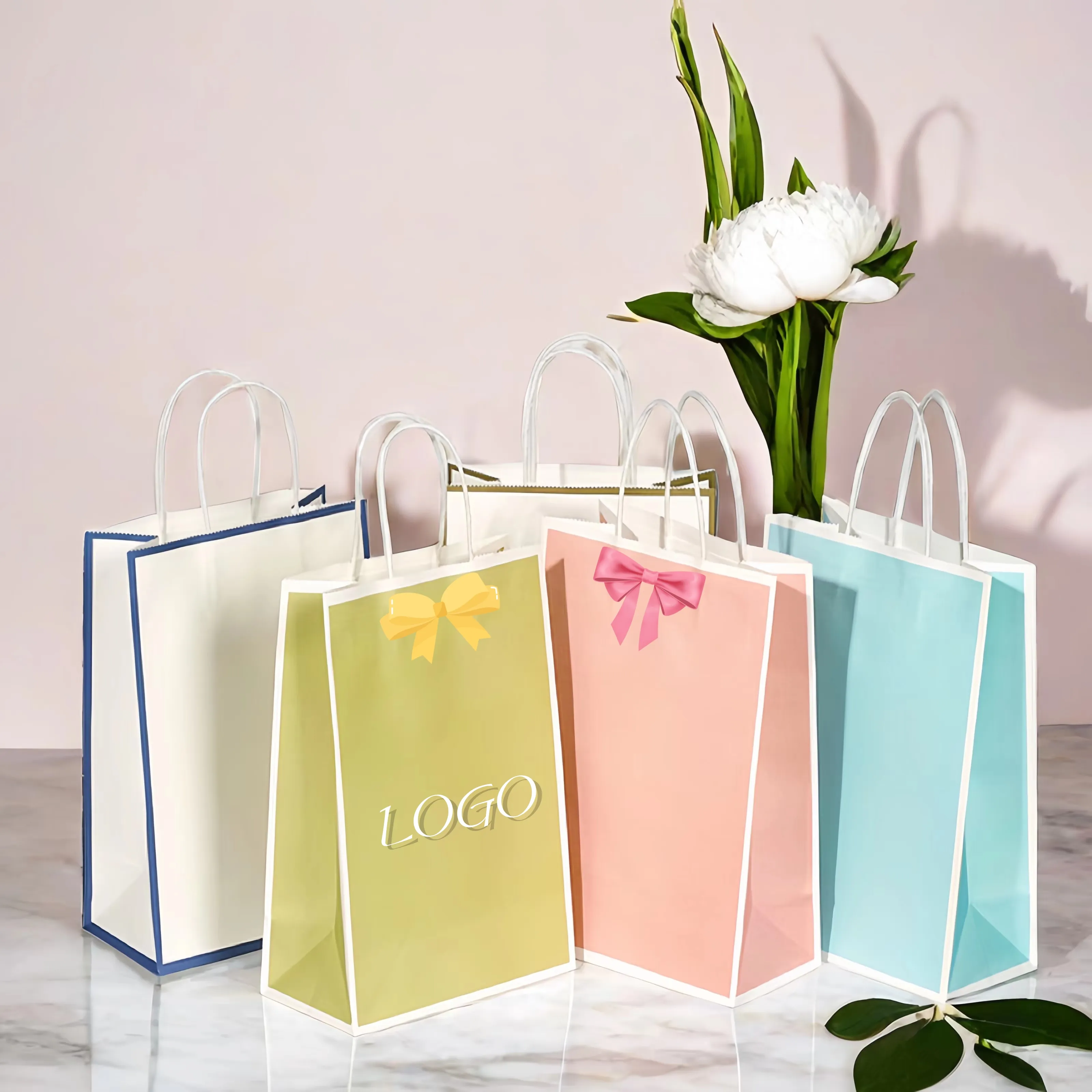 Kare alt Kraft kağıt alışveriş kozmetik hediyelik parfüm kutusu torba lüks kolu özel Logo baskılı giysi oyuncaklar için çanta sunar
