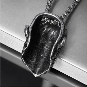 Yunnique Collier Pendentif Visage Hell Baron en Acier Inoxydable pour Homme, Design Géométrique, Sans Chaîne, Fabriqué à Guangzhou - Product Image 4