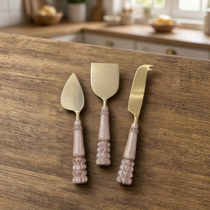 Ensemble de 3 couteaux à fromage, lames en métal doré avec manches en bois sculpté, pour étaler et servir, élégant pour couper le fromage - Product Image 1