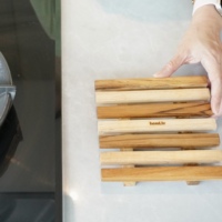 La base de table carrée Sorata, en teck massif, présente un style coréen élégant pour une esthétique de table intemporelle et naturelle.