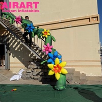 Construction de scène incluant des accessoires gonflables, des chaînes de fleurs gonflables pour l'affichage