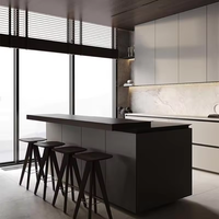 Armoires de cuisine en laque haute brillance avec finition en bois et supports de rangement en métal