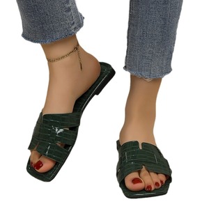 รองเท้าแตะลายหินไซส์ใหญ่สำหรับผู้หญิง รุ่นใหม่ปี 2024 หัวเหลี่ยม พื้นเรียบ สวมใส่ภายนอก แบบสาน เหมาะสำหรับชายหาด ขายส่ง231 231 - Product Image 5