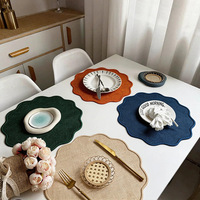 Vente en gros de sets de table en tissu en forme de fleur, style luxueux, brodés, isolants thermiquement, élégants, pour la décoration de table à manger