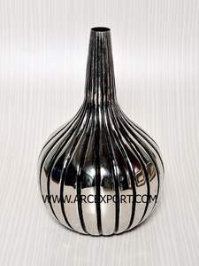 Pots de fleurs en métal poli miroir Vases à fleurs décoratifs de table au design attrayant Pots d'intérieur et d'extérieur de la plus grande qualité - Product Image 3