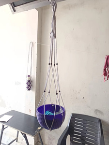 Panier suspendu en macramé avec pot tissé violet pour l'affichage de plantes d'intérieur et d'extérieur, style bohème - Product Image 1