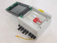 Boîtier de Combinaison Solaire Photovoltaïque Xiangou Electric 600V DC, 2 Entrées 1 Sortie, IP65 avec MCB 6kA, SPD et 10*38 Porte-Fusibles