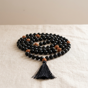 Collar Mala de 108 cuentas de Ónix Negro y Rudraksha de 6mm, con borla anudada a mano, cuentas de oración para Yoga y Meditación, Venta al por mayor, India - Product Image 1