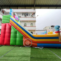 Structure gonflable à thème de dessin animé avec toboggan pour événements festifs et jeux gonflables
