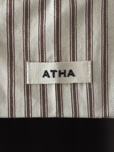 Étiquettes en tissu personnalisées pour vêtements, fournies directement par l'usine de confection, en satin, taffetas et brocart de coton, étiquettes cousues. - Product Image 4