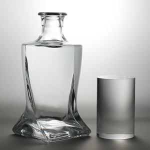 Bouteille en verre élégante et moderne <span class=keywords><strong>de</strong></span> 750 ml pour la vodka, la tequila, le <span class=keywords><strong>rhum</strong></span>, le gin, le whisky, le brandy, offrant la gravure personnalisée, marchés, distilleries - Product Image 1
