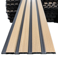Panneau de plafond en PVC ventilé, étanche et ignifuge, imitation bois WPC pour extérieur moderne, design graphique pour façade.