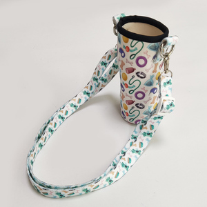 ที่ใส่<span class=keywords><strong>ขวด</strong></span>น้ำแบบมีฉนวนกันความร้อน ทนทาน พร้อมสายสะพายไหล่ปรับได้ ปลอกหุ้มแก้วทำจาก PVC และนีโอพรีน สำหรับเด็ก/ผู้ใหญ่ (หลายลวดลาย) - Product Image 1