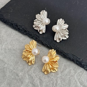 Pendientes de Perlas de Aleación de Zinc Chapados en Oro de Moda, Estilo Gótico en Forma de Abanico Irregular, de Alta Gama para Mujer - Product Image 1