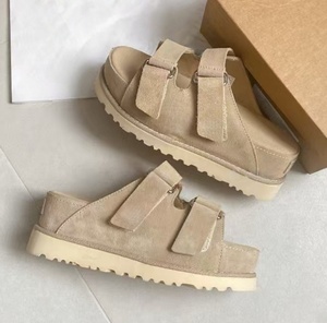 Chanclas clásicas de verano UGGs marrones con doble hebilla, suela gruesa, doble velcro y diseño de zapatillas de gamuza fáciles de poner. - Product Image 2