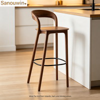 Tabouret de bar rembourré en chêne massif avec repose-pieds en métal, chaise de bar pour îlot de cuisine au dossier incurvé de style minimaliste nordique
