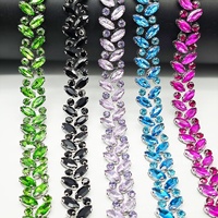 Nouvelles chaînes de cristaux colorées en forme de navette, appliques florales adhésives en strass, garniture de strass thermocollants pour vêtements DIY